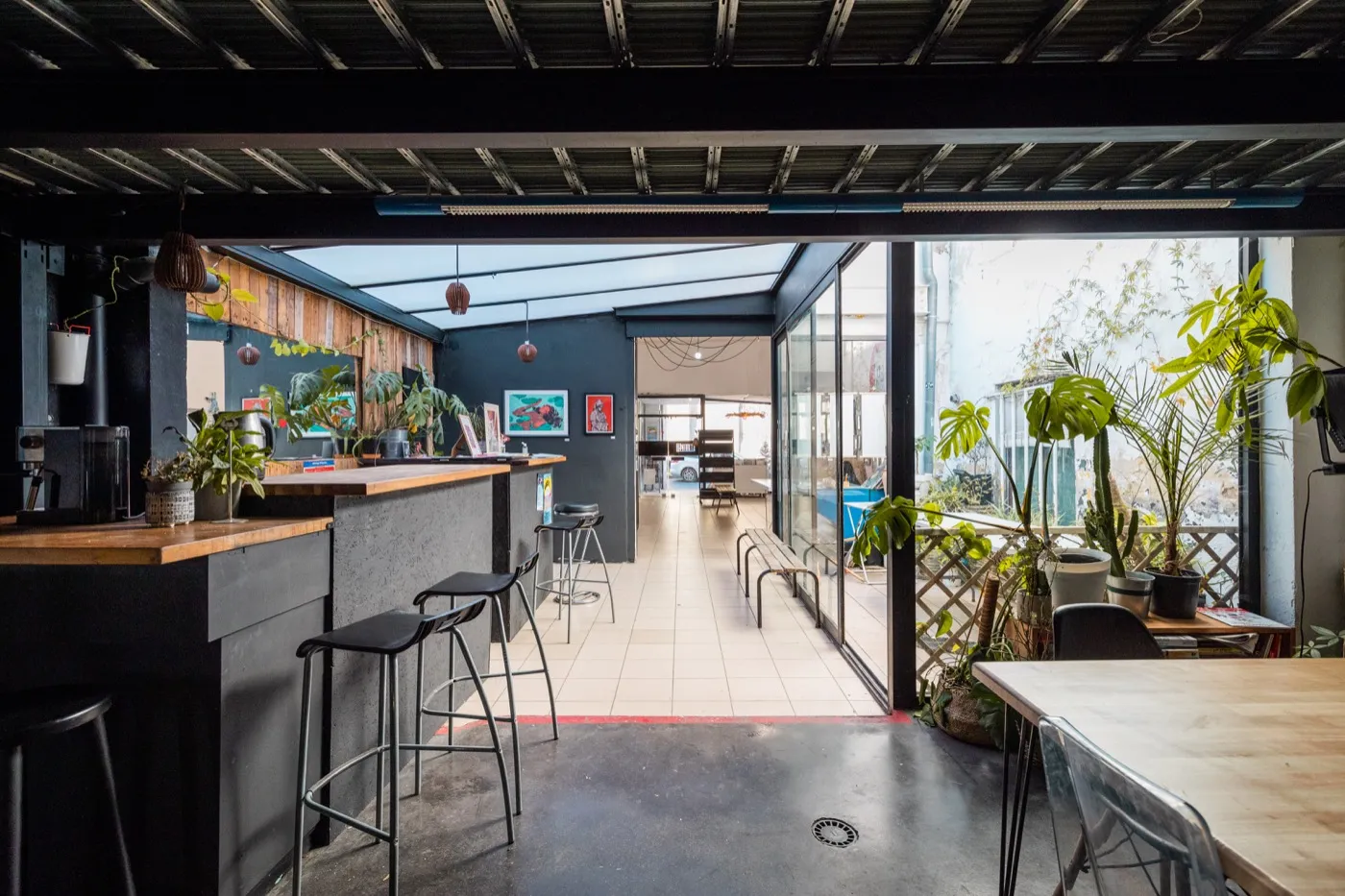 Le bar et les espaces communs du 411 sous la verrière